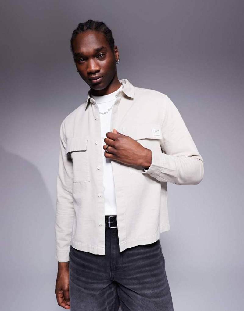 ASOS DESIGN - Kastige Hemdjacke in Steingrau mit Aufnäher-Neutral von ASOS DESIGN