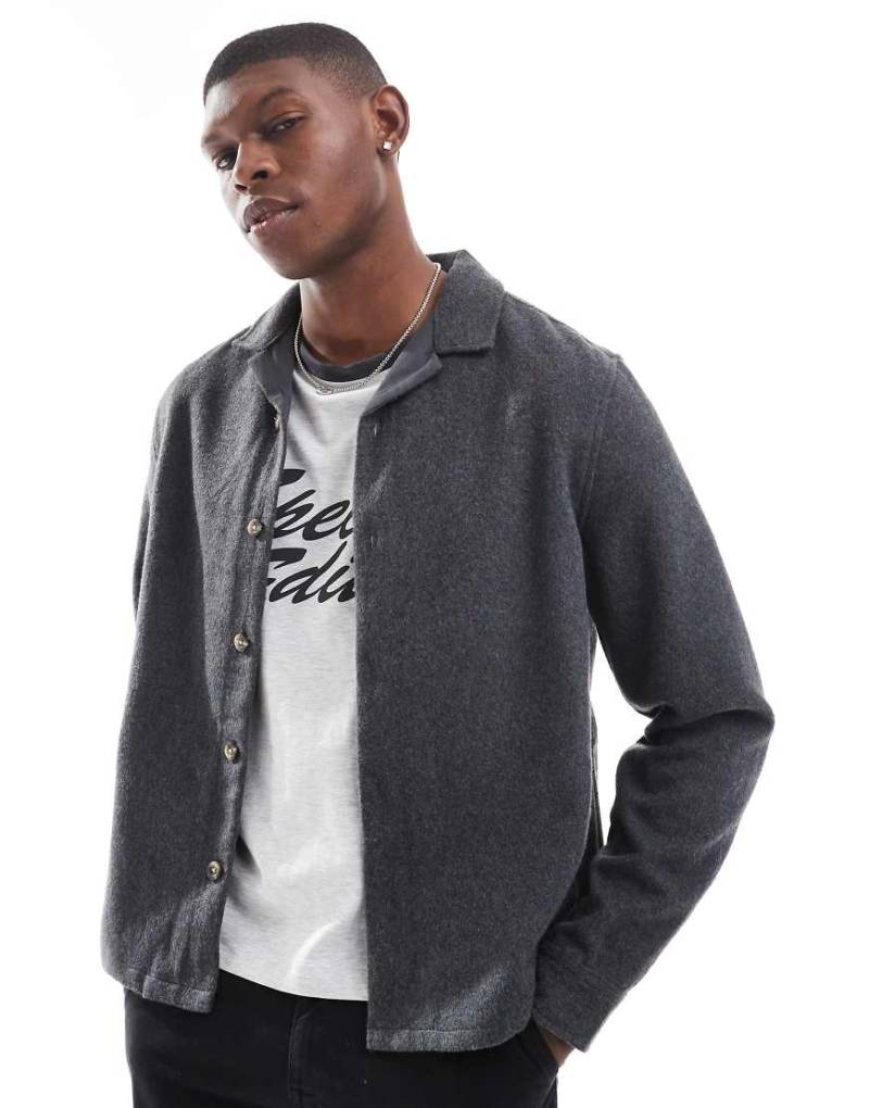 ASOS DESIGN - Kastige Hemdjacke mit angerauter Textur und Aufnäher-Grau von ASOS DESIGN