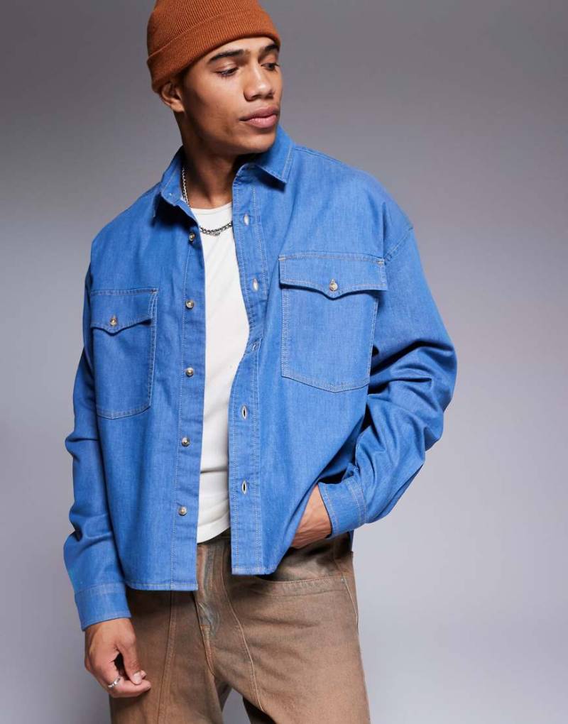 ASOS DESIGN - Kastige Jeans-Hemdjacke in mittelblauer Waschung von ASOS DESIGN