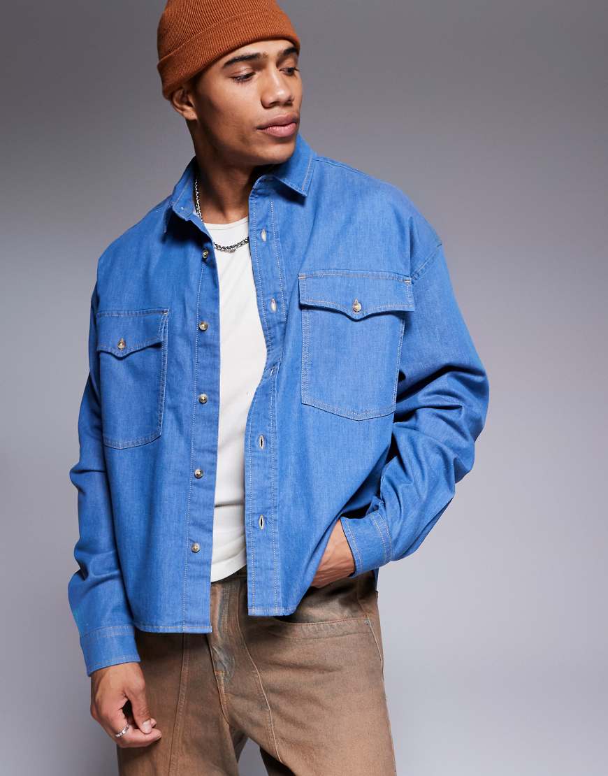 ASOS DESIGN - Kastige Jeans-Hemdjacke in mittelblauer Waschung ASOS DESIGN - Kastige Jeans-Hemdjacke in mittelblauer Waschung von ASOS DESIGN