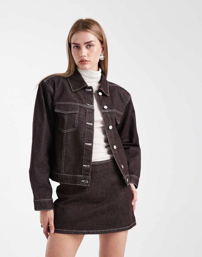 ASOS DESIGN - Kastige Jeansjacke in Dunkelbraun mit Schulterpolstern-Brown von ASOS DESIGN