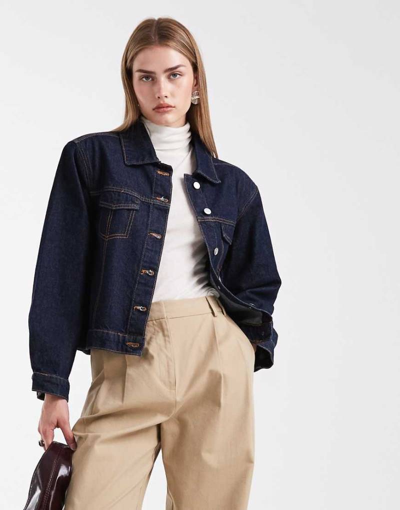 ASOS DESIGN - Kastige Jeansjacke in Mittelbraun mit Schulterpolstern-Blau von ASOS DESIGN