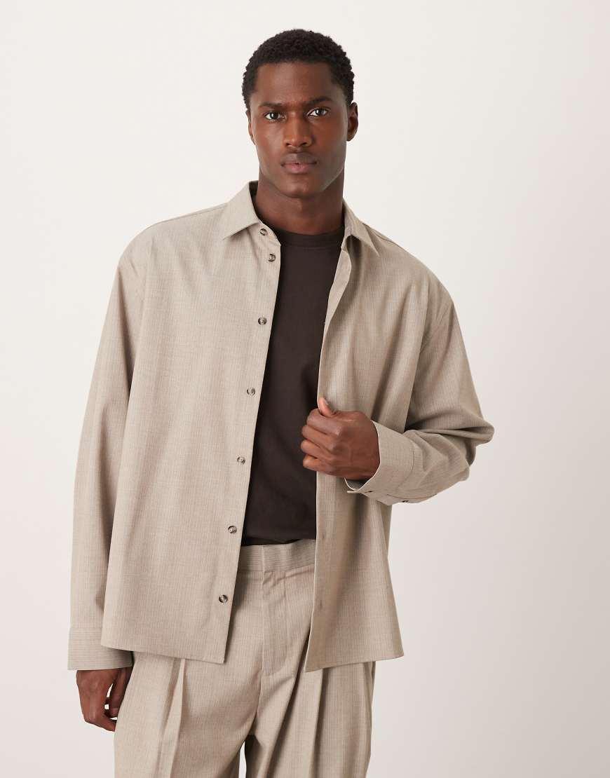 ASOS DESIGN - Kastige Oversize-Anzugjacke in neutraler Farbe mit Nadelstreifen von ASOS DESIGN