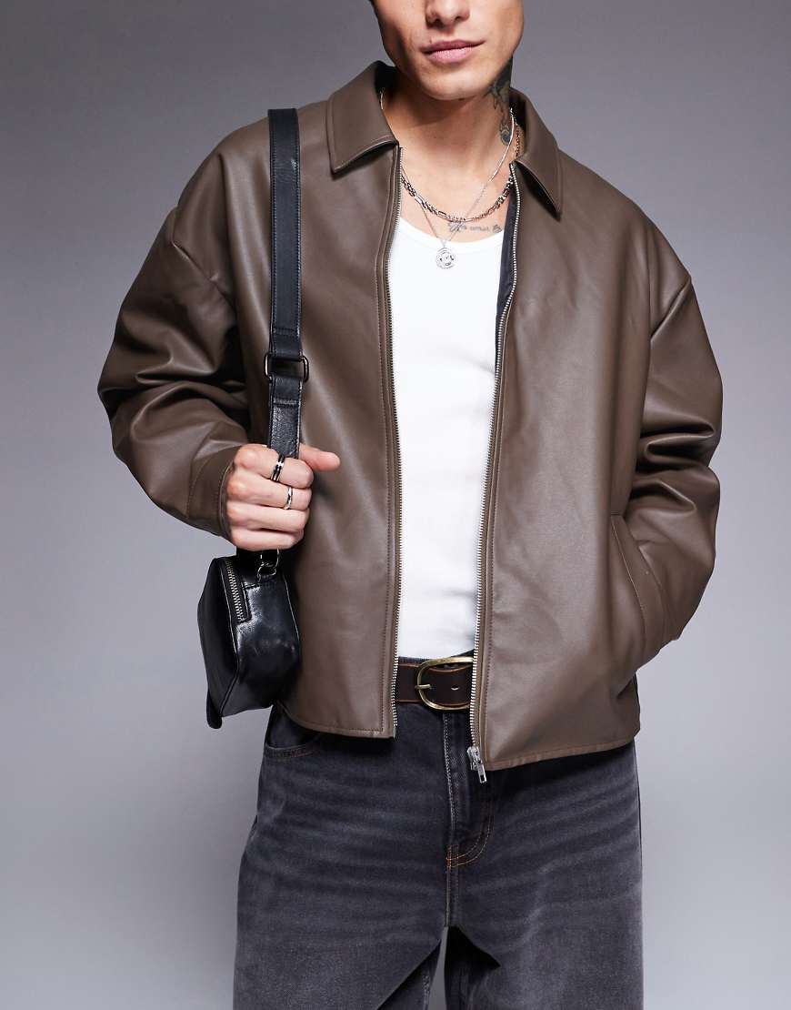 ASOS DESIGN - Kastige Oversize-Harrington-Jacke aus Kunstleder in Braun von ASOS DESIGN