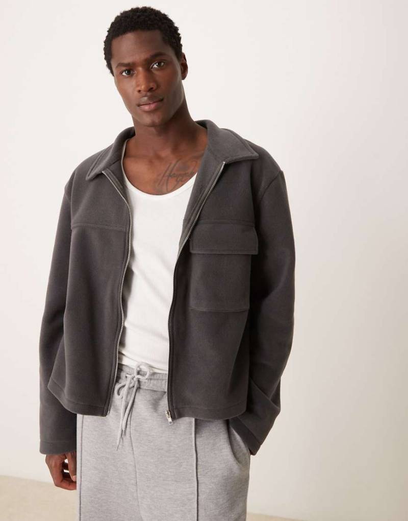 ASOS DESIGN - Kastige Oversize-Hemdjacke aus Fleece in Anthrazit mit durchgehendem Reißverschluss-Grau von ASOS DESIGN