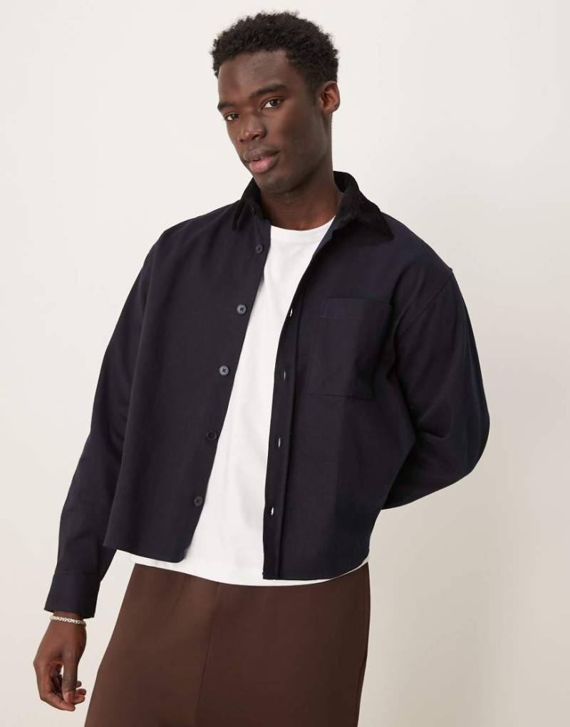 ASOS DESIGN - Kastig geschnittene Oversize-Hemdjacke in Marineblau mit Cord-Kragen-Grün von ASOS DESIGN