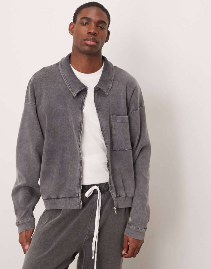 ASOS DESIGN - Kastige Oversize-Hemdjacke in verwaschenem Schwarz mit Rippenstruktur-Grau von ASOS DESIGN