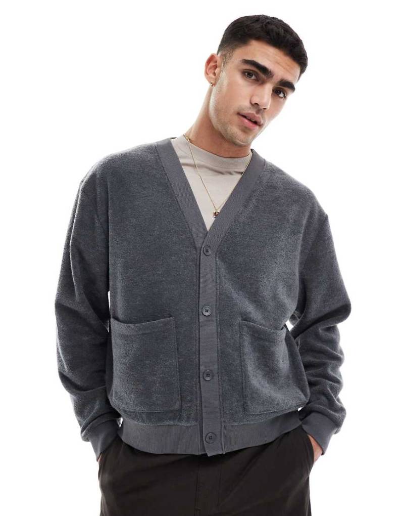ASOS DESIGN - Kastige Oversize-Strickjacke aus Frottee in Grau von ASOS DESIGN