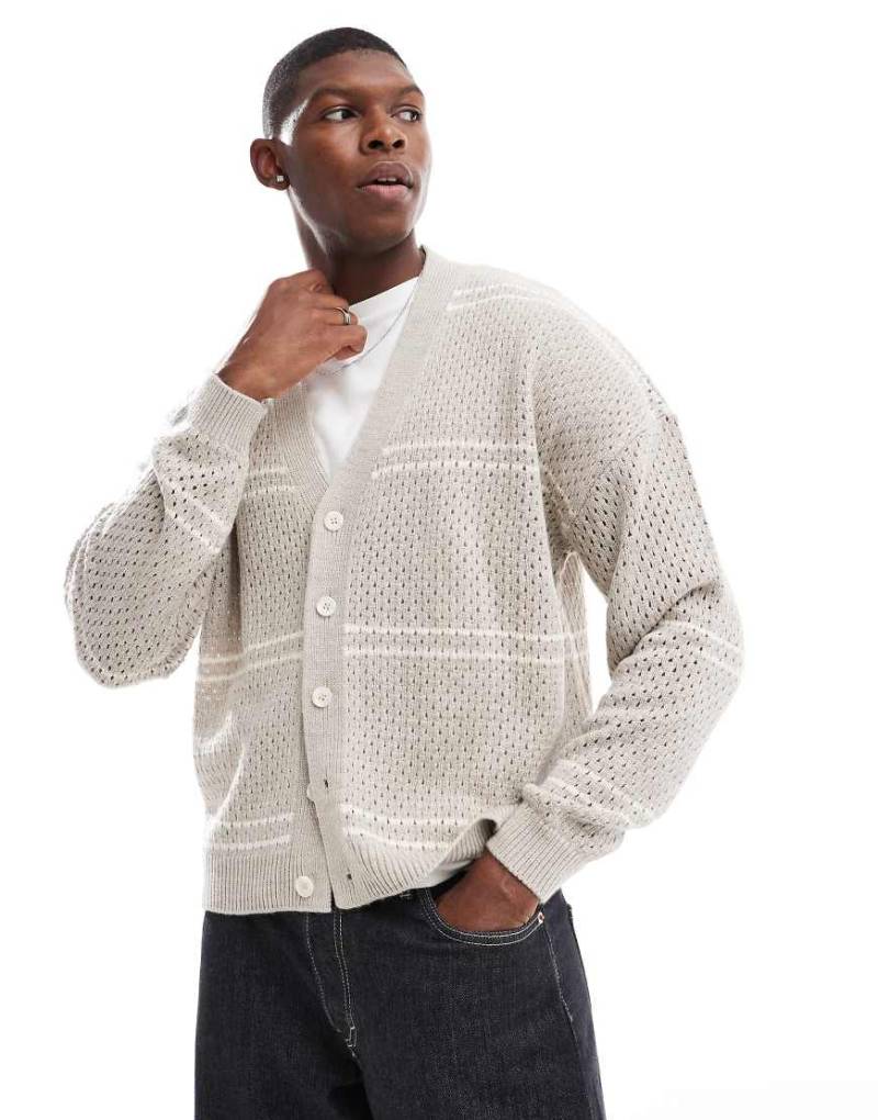 ASOS DESIGN - Kastige Oversize-Strickjacke in Grau mit weißen Streifen von ASOS DESIGN