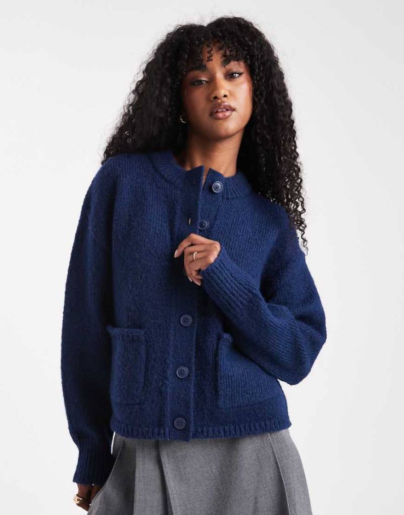 ASOS DESIGN - Kastige Oversize-Strickjacke in Marineblau mit Taschendetail von ASOS DESIGN