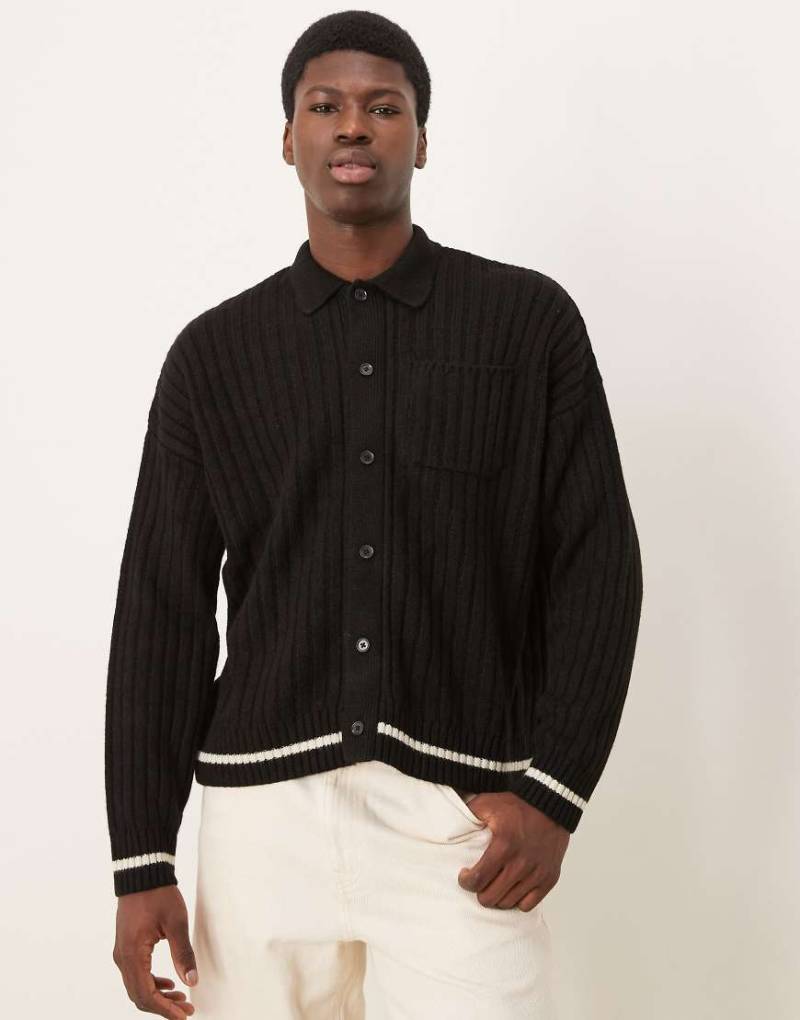 ASOS DESIGN - Kastige Oversize-Strickjacke in Schwarz mit Kragen und Streifen in Cremeweiß von ASOS DESIGN