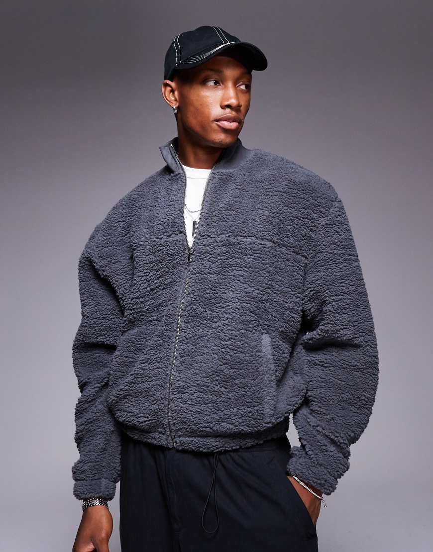 ASOS DESIGN - Kastige Oversize-Trainingsjacke aus Kunstfell in Grau ASOS DESIGN - Kastige Oversize-Trainingsjacke aus Kunstfell in Grau von ASOS DESIGN