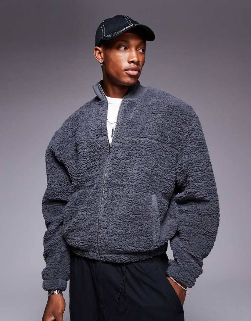 ASOS DESIGN - Kastige Oversize-Trainingsjacke aus Kunstfell in Grau von ASOS DESIGN