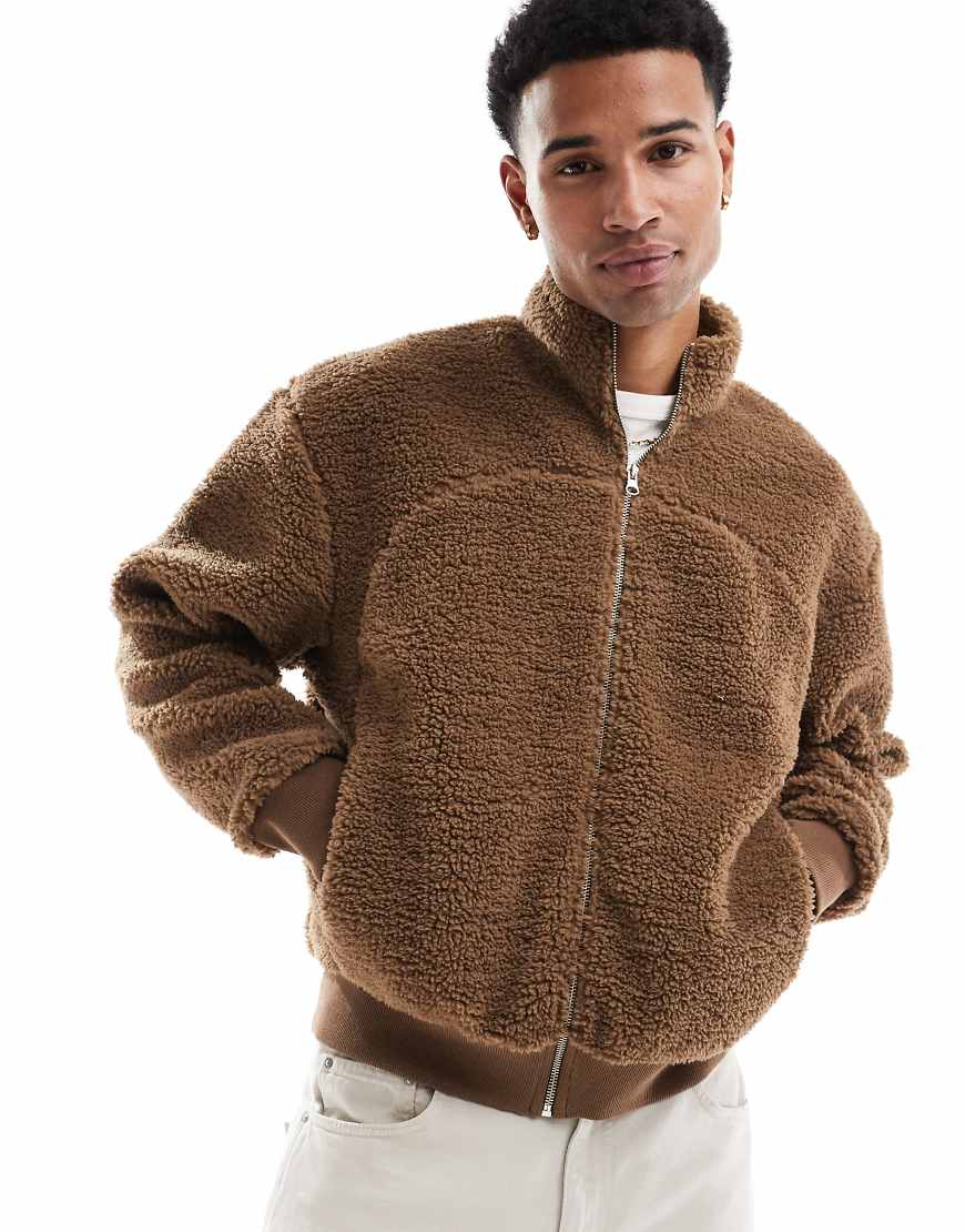 ASOS DESIGN - Kastige Oversize-Trainingsjacke aus Teddyfell in Braun mit Ziernaht von ASOS DESIGN