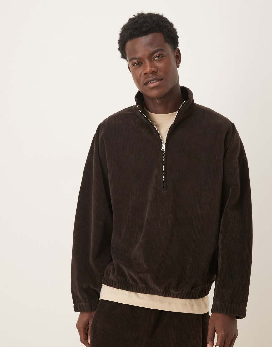 ASOS DESIGN - Kastige Oversize-Trainingsjacke aus geripptem Velours in Braun mit kurzem Reißverschluss, Kombiteil ASOS DESIGN - Kastige Oversize-Trainingsjacke aus geripptem Velours in Braun mit kurzem Reißverschluss, Kombiteil von ASOS DESIGN