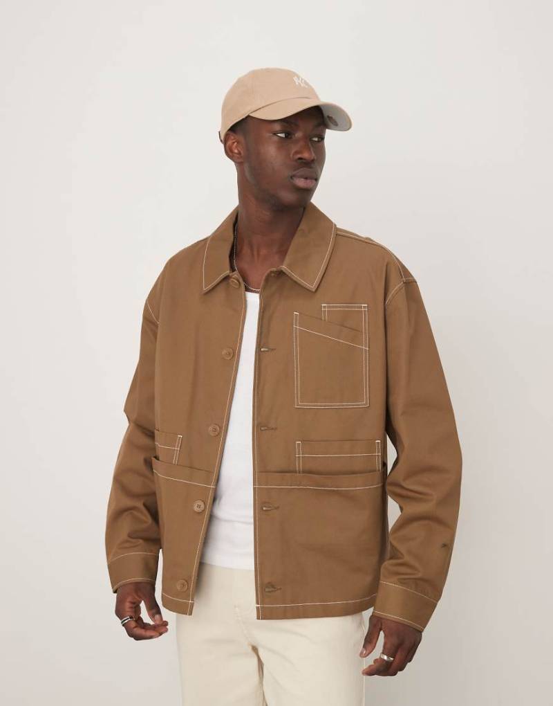 ASOS DESIGN - Kastige Oversize-Workerjacke in Hellbraun mit kontrastierenden Ziernähten von ASOS DESIGN