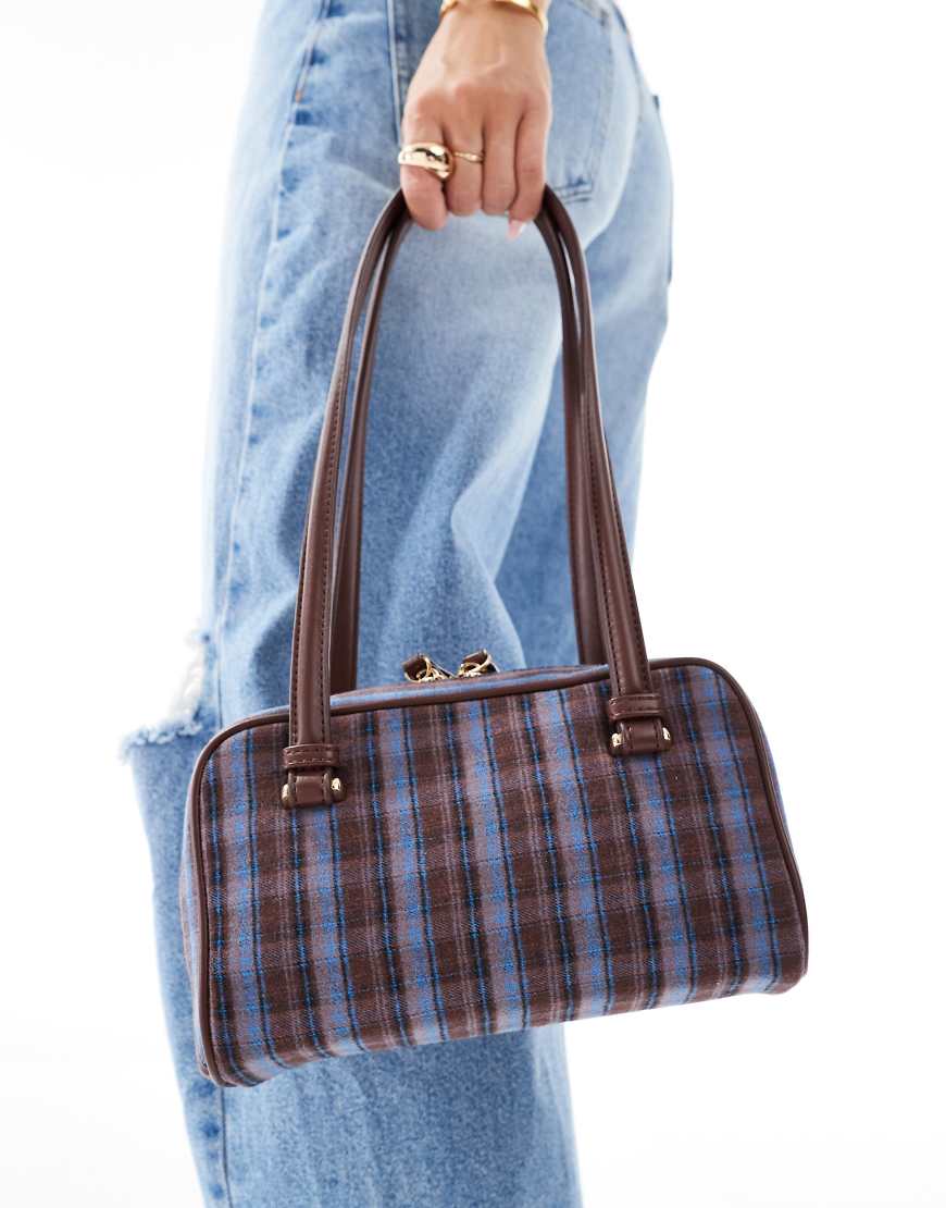 ASOS DESIGN - Kastige Schultertasche aus Wildleder in Blau kariert von ASOS DESIGN