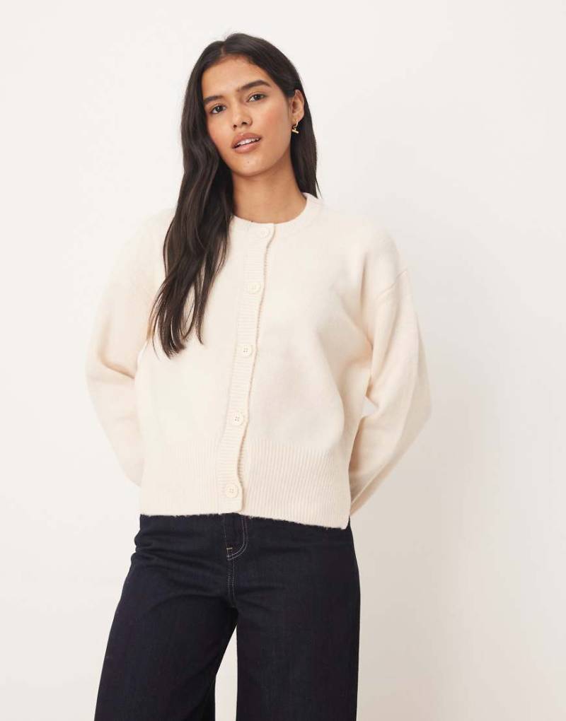 ASOS DESIGN - Kastige Strickjacke in Creme mit seitlichem Schlitz und Rundhalsausschnitt-Weiß von ASOS DESIGN