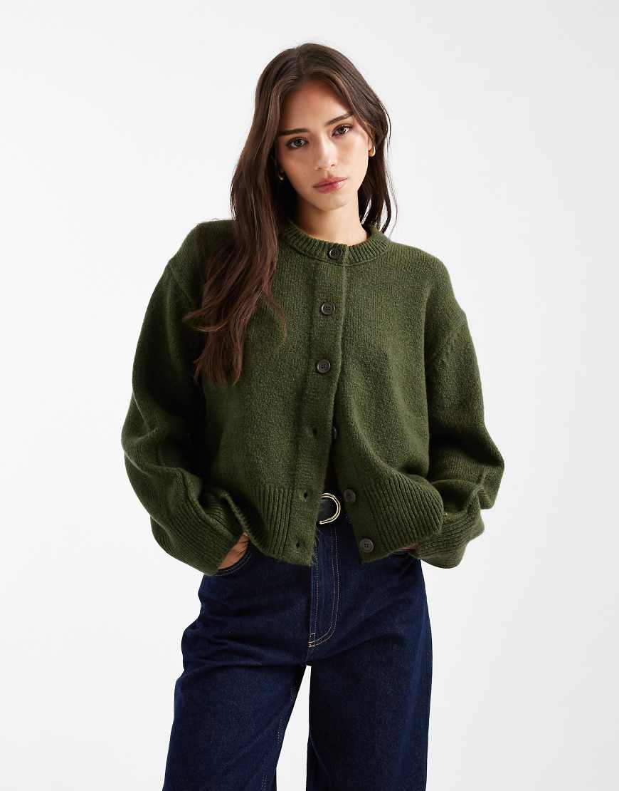 ASOS DESIGN - Kastige Strickjacke in Oliv mit seitlichem Schlitz und Rundhalsausschnitt-Grün von ASOS DESIGN