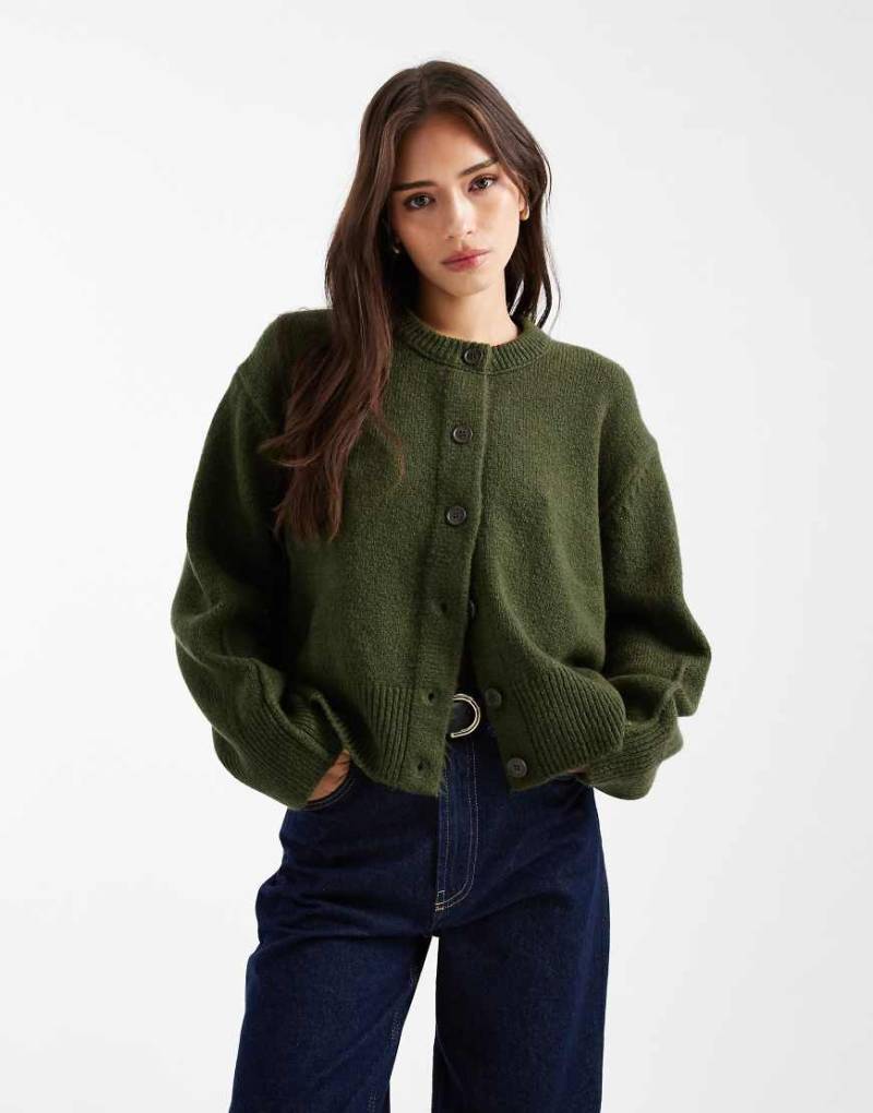 ASOS DESIGN - Kastige Strickjacke in Oliv mit seitlichem Schlitz und Rundhalsausschnitt-Grün von ASOS DESIGN