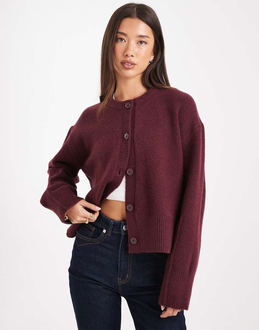 ASOS DESIGN - Kastige Strickjacke in Pflaume mit seitlichem Schlitz und Rundhalsausschnitt-Lila von ASOS DESIGN