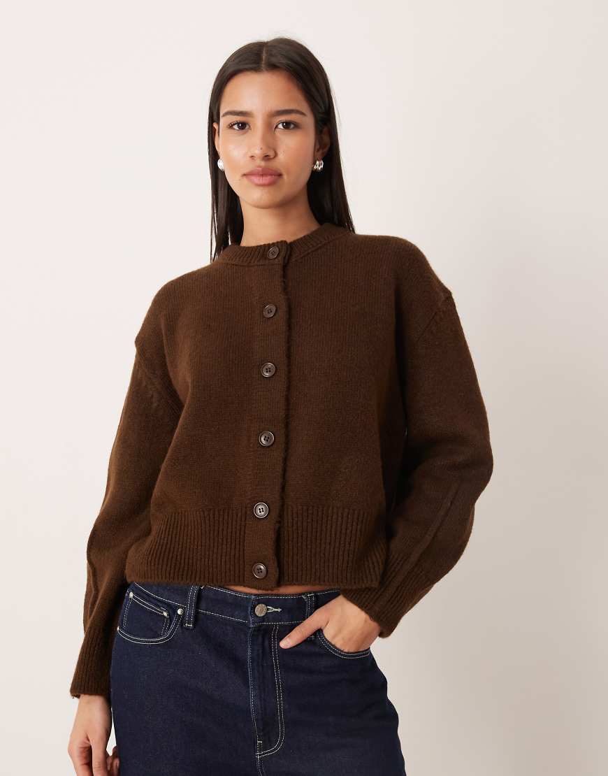 ASOS DESIGN - Kastige Strickjacke in Schokobraun mit Rundhalsausschnitt und seitlichem Schlitz-Brown ASOS DESIGN - Kastige Strickjacke in Schokobraun mit Rundhalsausschnitt und seitlichem Schlitz-Brown von ASOS DESIGN