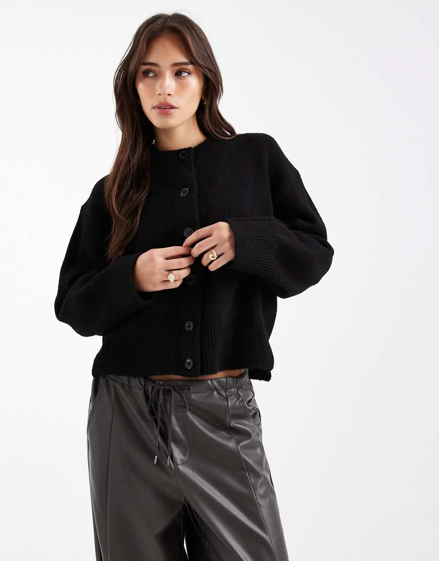 ASOS DESIGN - Kastige Strickjacke in Schwarz mit seitlichem Schlitz und Rundhalsausschnitt von ASOS DESIGN