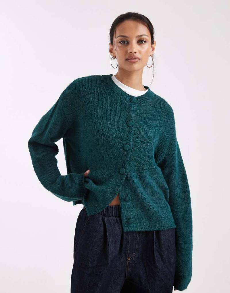 ASOS DESIGN - Kastige Strickjacke in Tannengrün mit überzogenen Knöpfen von ASOS DESIGN