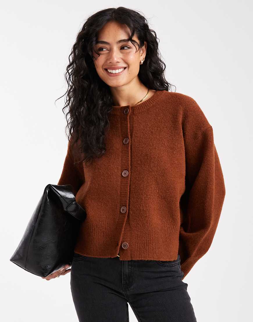 ASOS DESIGN - Kastige Strickjacke in Toffee mit seitlichem Schlitz und Rundhalsausschnitt-Brown von ASOS DESIGN