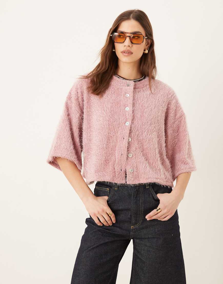 ASOS DESIGN - Kastige Strickjacke in flauschigem Rosa mit überschnittenen Schultern von ASOS DESIGN
