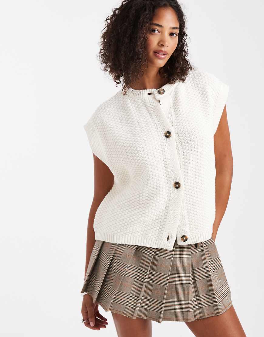 ASOS DESIGN - Kastige Strickweste in Cremeweiß mit Knopfdetail und Struktur ASOS DESIGN - Kastige Strickweste in Cremeweiß mit Knopfdetail und Struktur von ASOS DESIGN