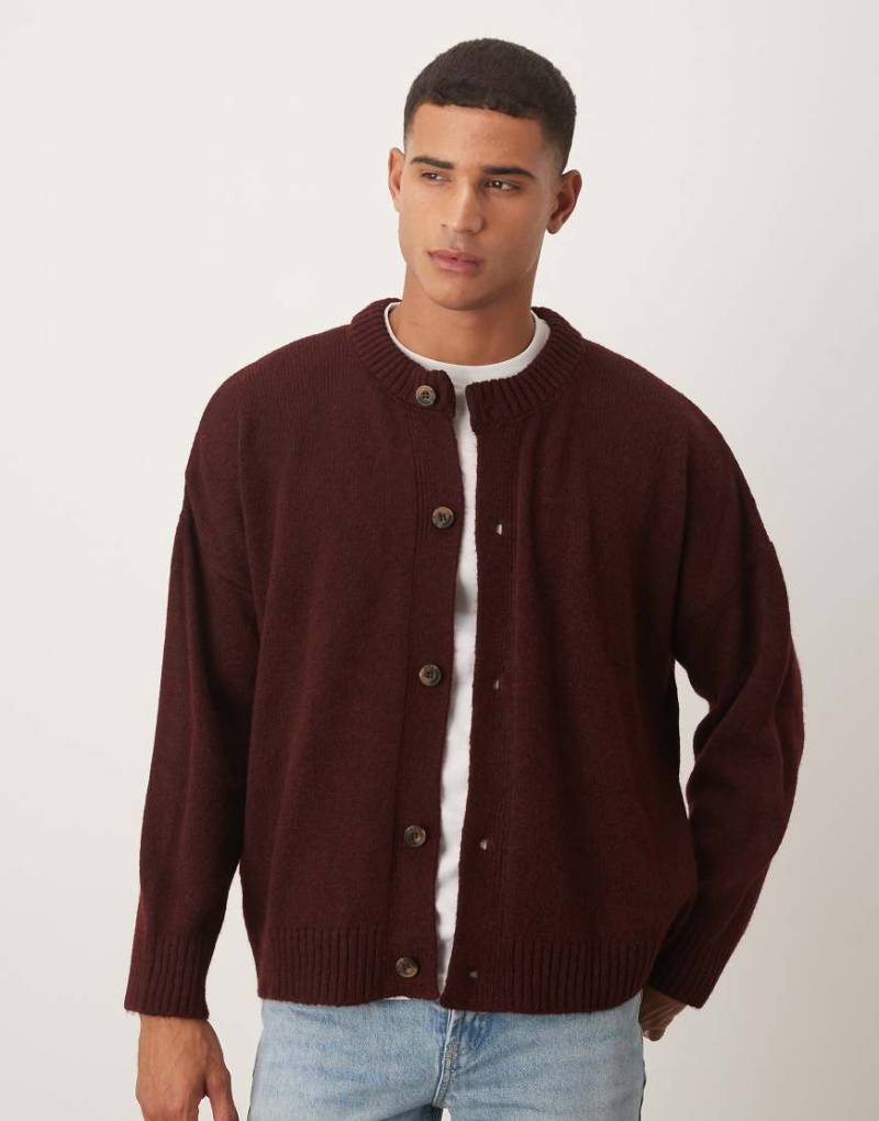 ASOS DESIGN - Kastige Super-Oversize-Strickjacke in Burgunderrot mit Rundhalsausschnitt von ASOS DESIGN