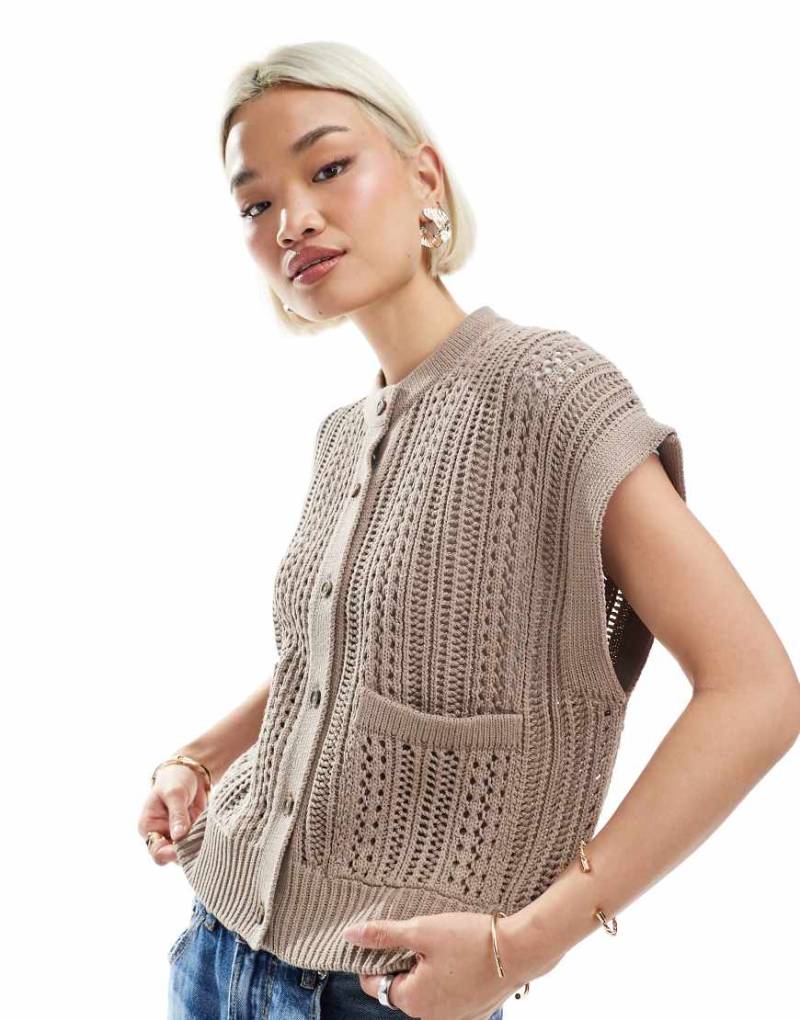 ASOS DESIGN - Kastige Weste aus Pointelle-Strick in Taupe mit Rundhalsausschnitt-Braun von ASOS DESIGN