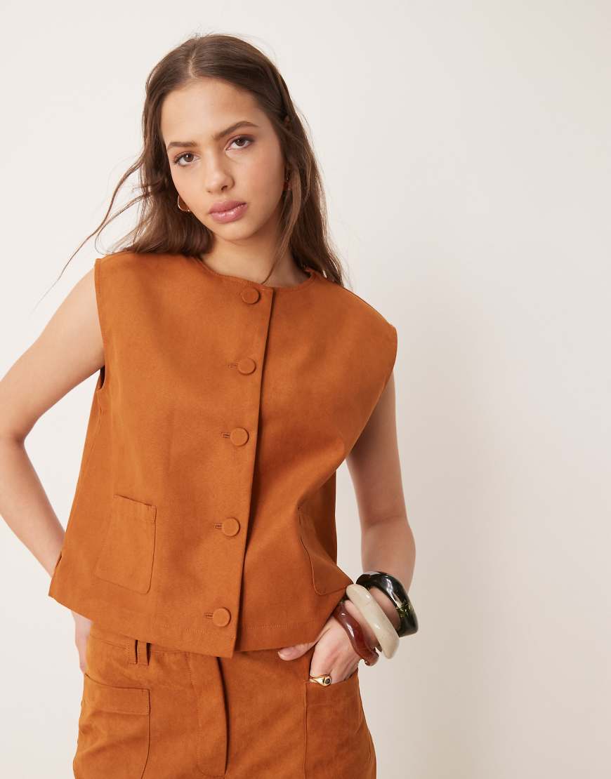 ASOS DESIGN - Kastige Weste aus Wildlederimitat in Hellbraun, Kombiteil ASOS DESIGN - Kastige Weste aus Wildlederimitat in Hellbraun, Kombiteil von ASOS DESIGN