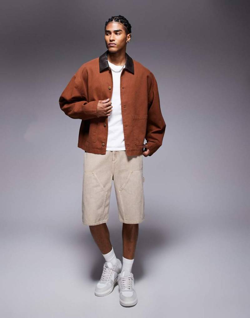 ASOS DESIGN - Kastige Worker-Jacke in Hellbraun mit Oversize-Schnitt und Kunstleder-Kragen von ASOS DESIGN