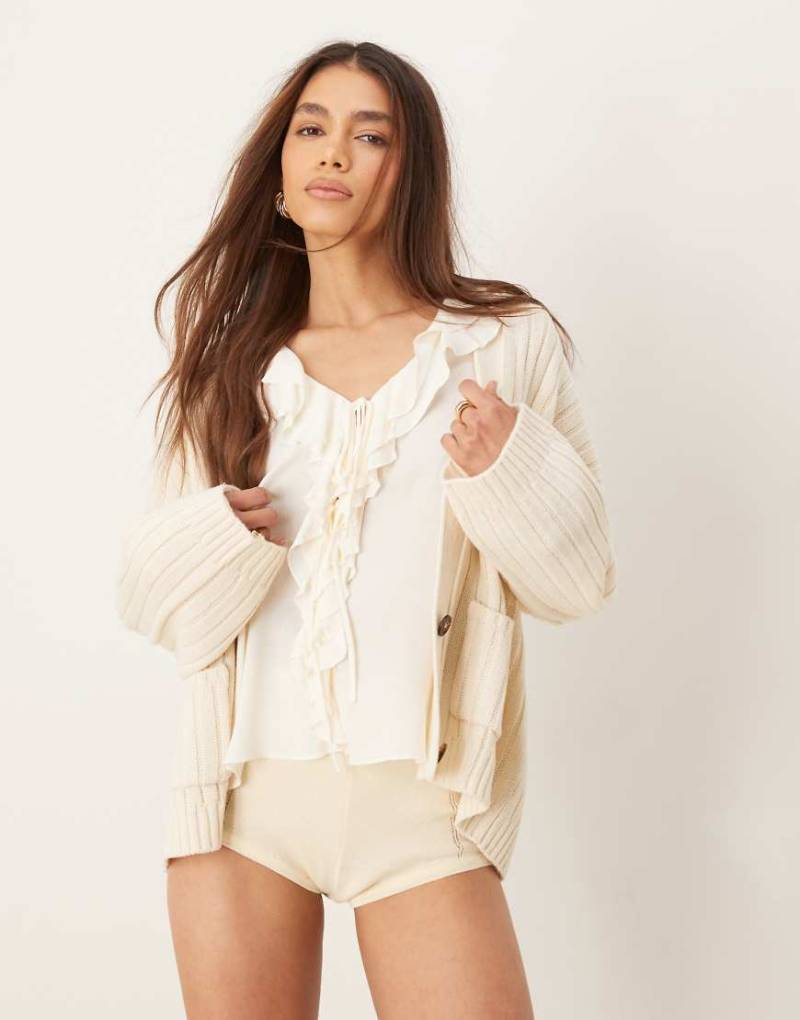 ASOS DESIGN - Kastige gerippte Longline-Strickjacke in Creme-Weiß von ASOS DESIGN