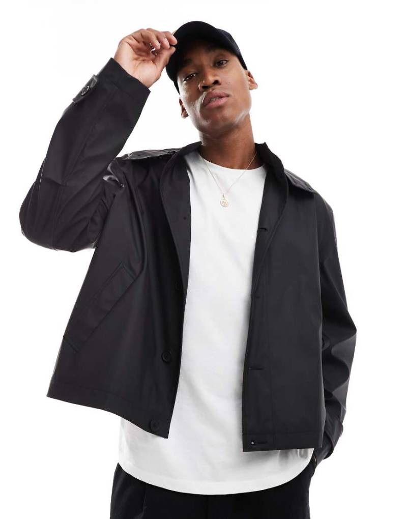ASOS DESIGN - Kastige gummierte Oversize-Jacke in Schwarz mit Kapuze von ASOS DESIGN