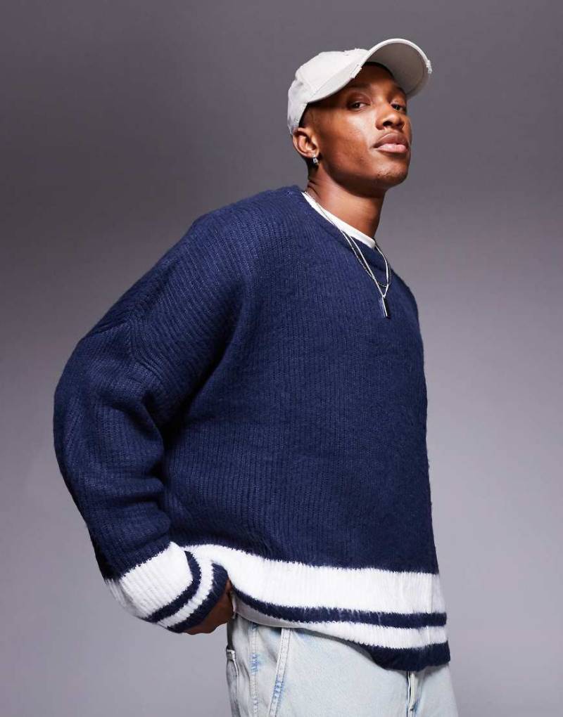 ASOS DESIGN - Kastiger, flauschiger Strickpullover in Marineblau mit Zierstreifen in Weiß in extremer Oversize-Passform von ASOS DESIGN
