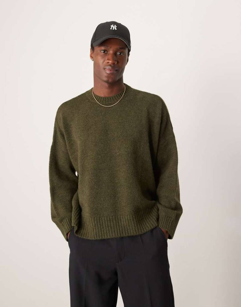 ASOS DESIGN - Kastiger, flauschiger Strickpullover in meliertem Khaki mit extremer Oversize-Passform-Grün von ASOS DESIGN