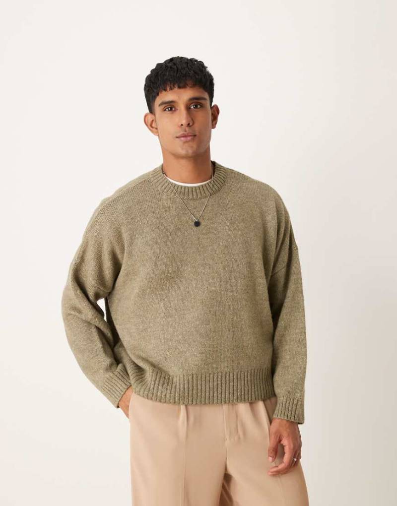 ASOS DESIGN - Kastiger, flauschiger Strickpullover in meliertem Khaki mit extremer Oversize-Passform-Grün von ASOS DESIGN