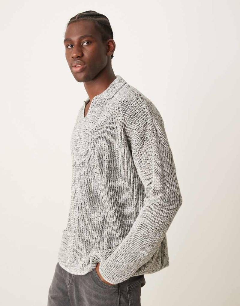 ASOS DESIGN - Kastiger, gestrickter Oversize-Polopullover in meliertem Grau-Schwarz von ASOS DESIGN