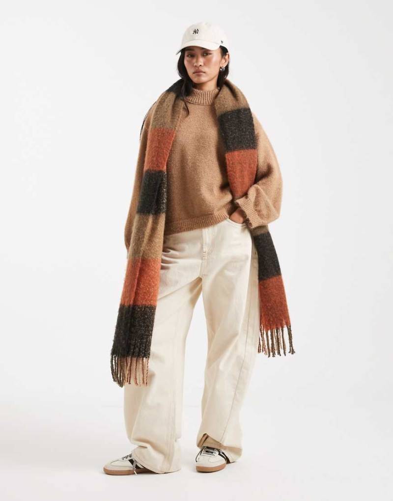 ASOS DESIGN - Kastiger, hochgeschlossener Pullover aus flauschigem Strick in Mokka-Brown von ASOS DESIGN