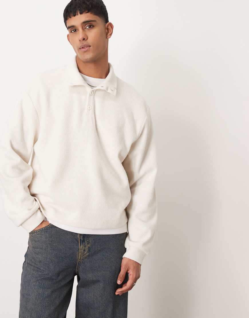 ASOS DESIGN - Kastiger, leichter Oversize-Pullover in Ecru mit Henley-Stehkragen und angerauter Haptik-Neutral von ASOS DESIGN