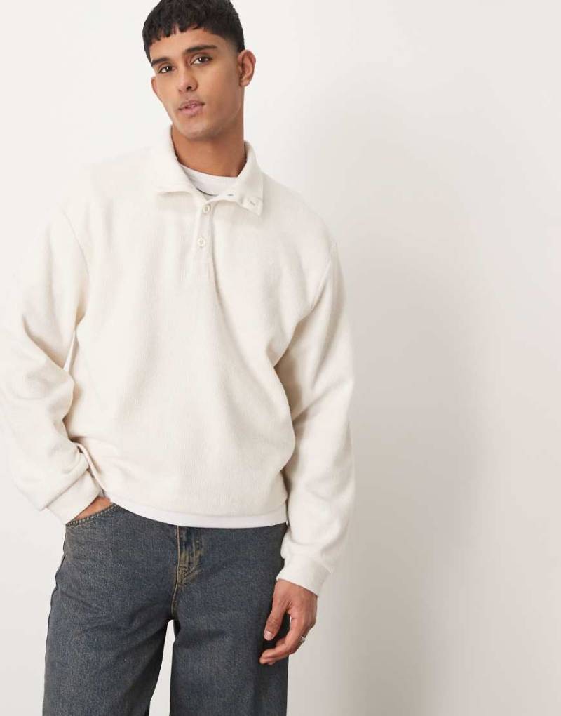 ASOS DESIGN - Kastiger, leichter Oversize-Pullover in Ecru mit Henley-Stehkragen und angerauter Haptik-Neutral von ASOS DESIGN