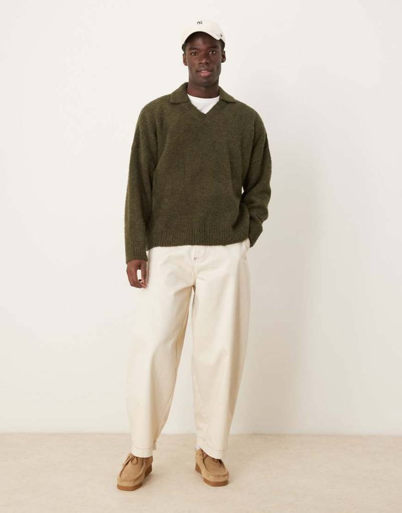 ASOS DESIGN - Kastiger, strukturierter Oversize-Strickpullover in Khaki mit Einkerbung am Ausschnitt-Grün von ASOS DESIGN