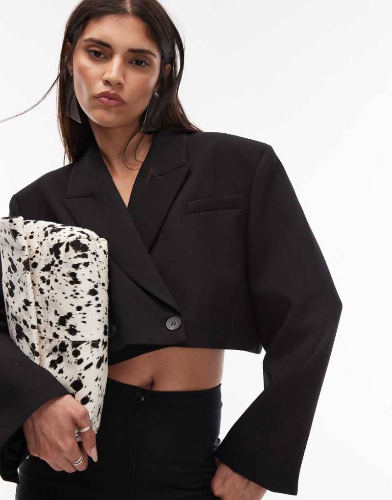 ASOS DESIGN - Kastiger, zweireihiger Cropped-Blazer in Schwarz mit Schulterpolstern von ASOS DESIGN