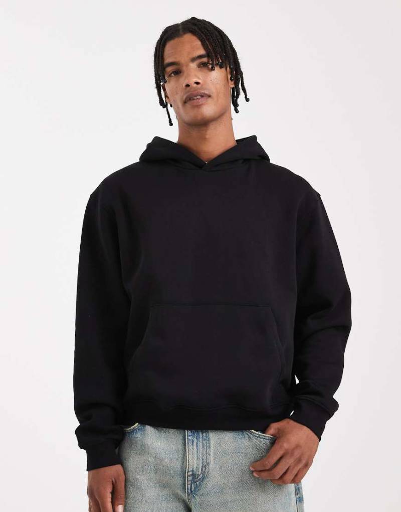 ASOS DESIGN - Kastiger Basic-Kapuzenpullover in Schwarz mit Oversize-Passform von ASOS DESIGN