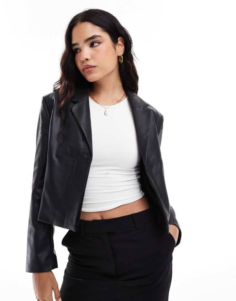 ASOS DESIGN - Kastiger Blazer aus Kunstleder in Schwarz von ASOS DESIGN