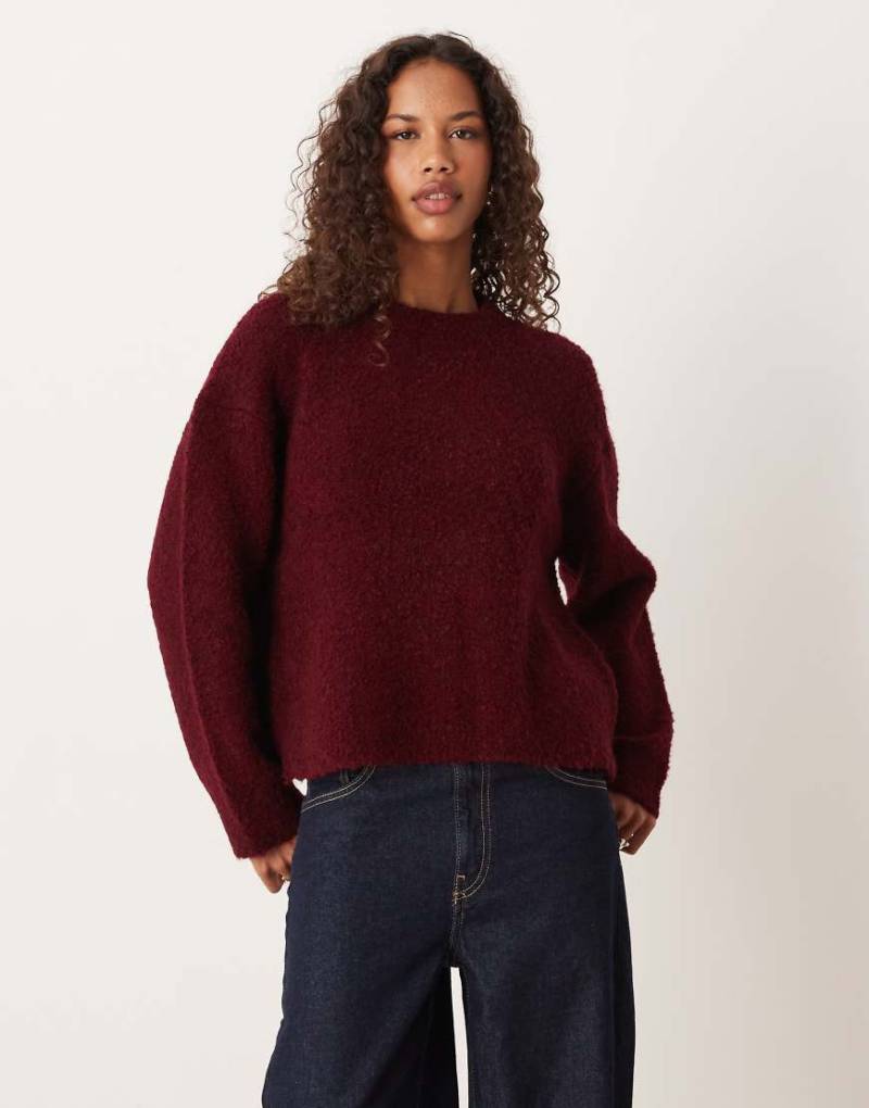 ASOS DESIGN - Kastiger Bouclé-Pullover in Burgunderrot mit Rundhalsausschnitt von ASOS DESIGN