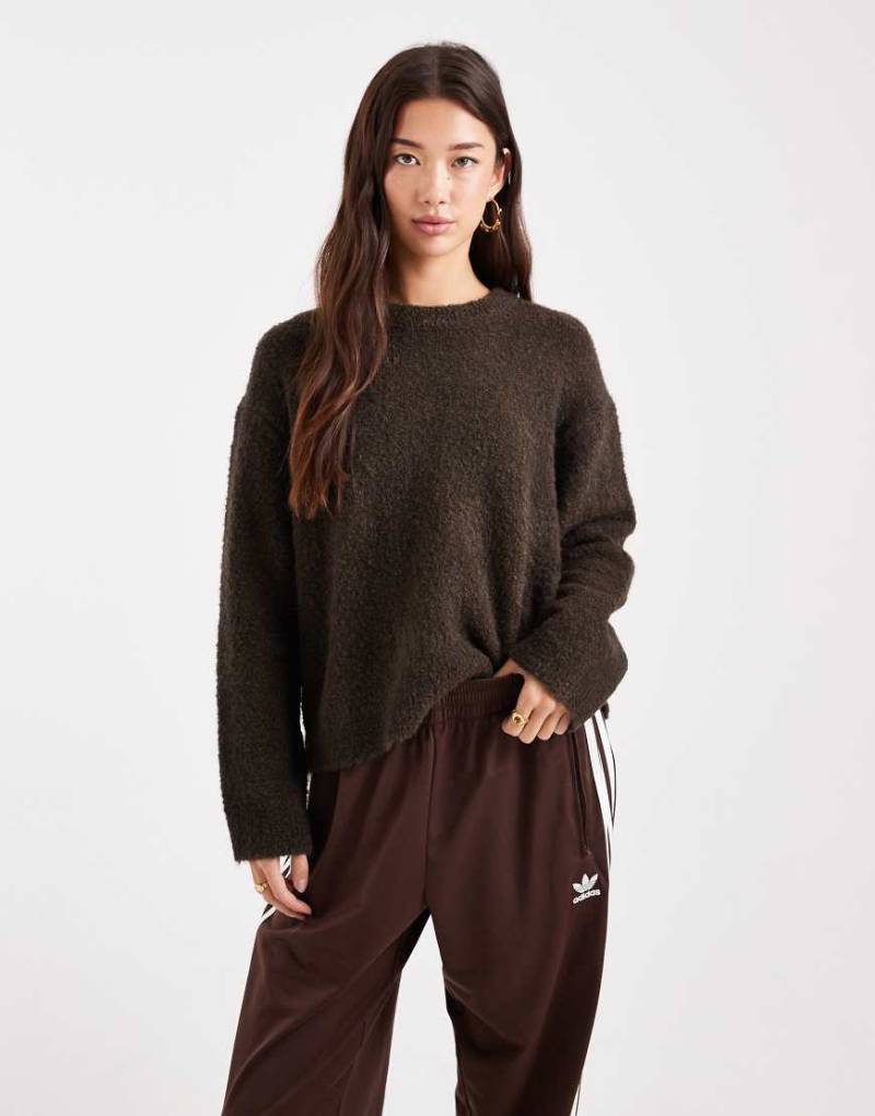 ASOS DESIGN - Kastiger Bouclé-Pullover in Schokobraun mit Rundhalsausschnitt-Brown von ASOS DESIGN